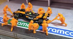 Figurky 1:43 - Mechanici Pit stop velká sada 10 ks - oranžová
