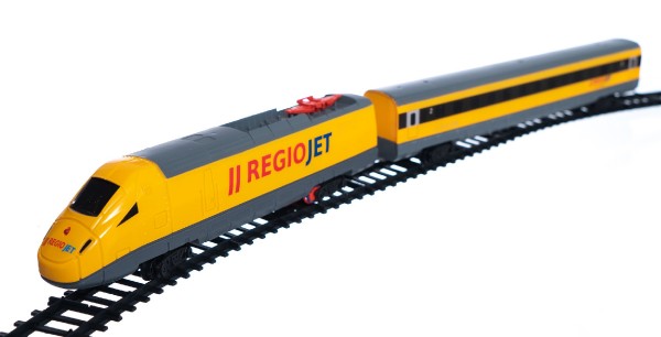Vlak žlutý RegioJet s kolejnicemi
