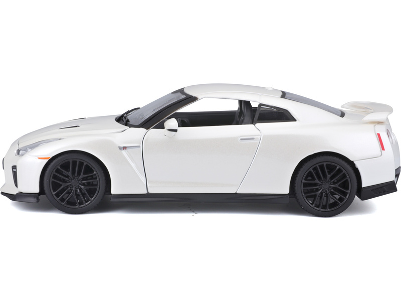 Bburago Plus Nissan GT-R 1:24 bílá metalíza