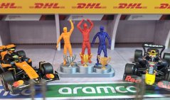 Figurky 1:43 - Stupně vítězů s figurkami a poháry