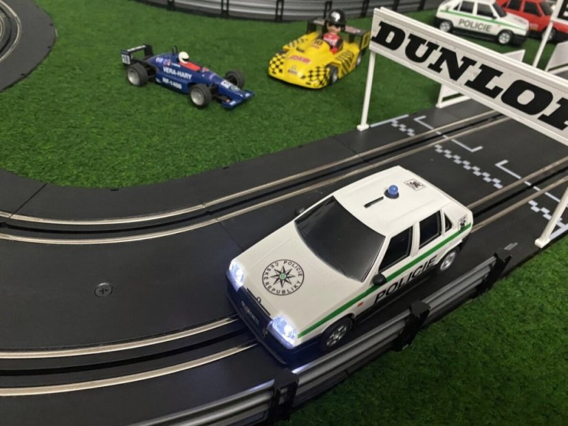 Favorit Policie model SRC 1:28- Night Race- svítící světla , blikající maják.