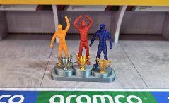 Figurky 1:43 - Stupně vítězů s figurkami a poháry