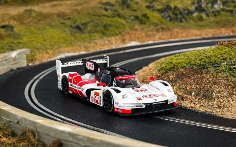 Autíčko GT SCALEXTRIC C4633 - Porsche 963 - Proton Competition (1:32)
