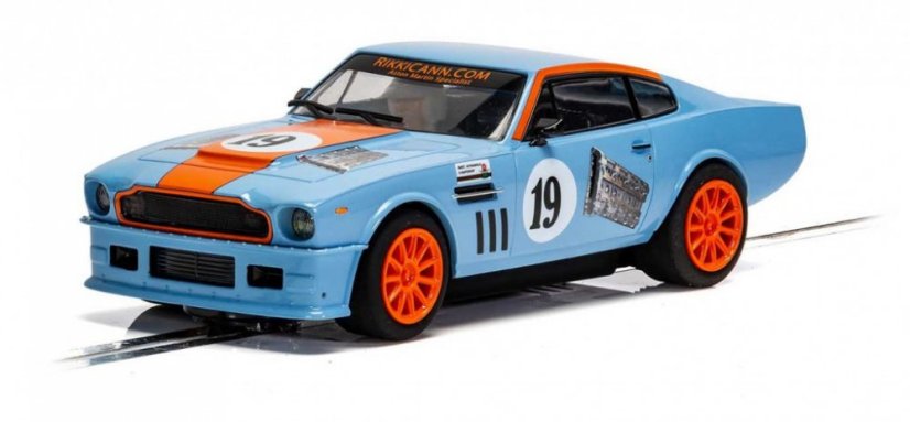 Aston Martin V8 - Gulf Edition - Rikki Cann Racing - Autíčko SCALEXTRIC C4209 Aston Martin V8 - Gulf Edition - Rikki Cann Racing - Autíčko SCALEXTRIC C4209