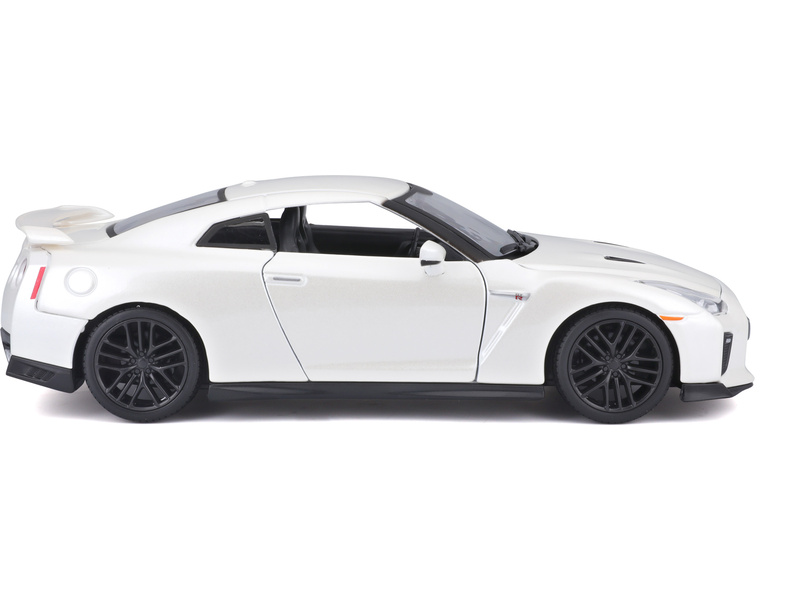 Bburago Plus Nissan GT-R 1:24 bílá metalíza