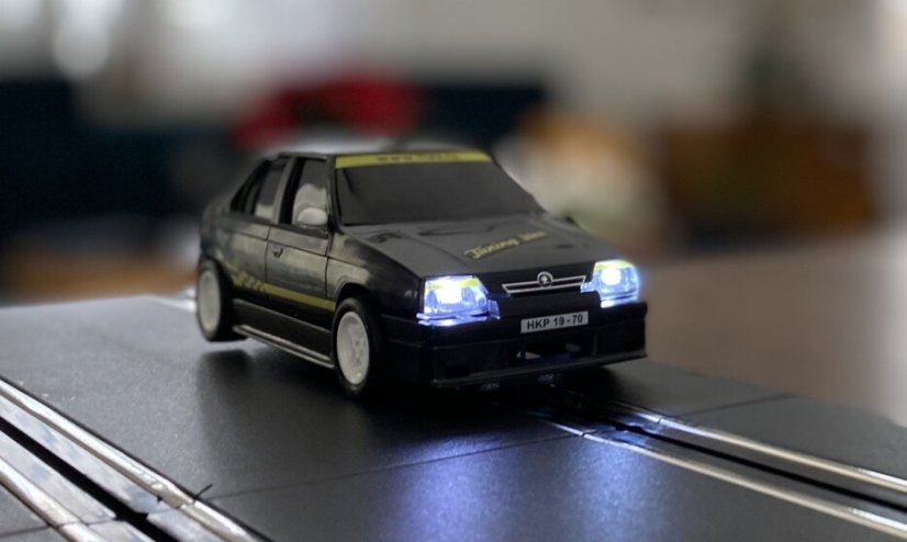 Favorit černý tuning model SRC 1:28- Night Race- svítící světla